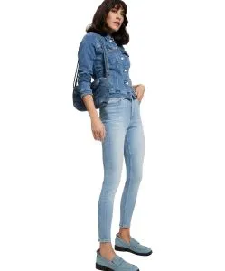 Cross Jeans Judy mit verkürzter Beinlänge in Hellblau