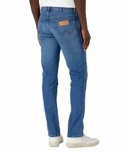 Wrangler Texas Slim Jeans in mittelblauer Maverik Waschung