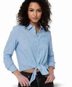 ONLY Lecey Bluse mit Hemdkragen in Hellblau und Brusttasche