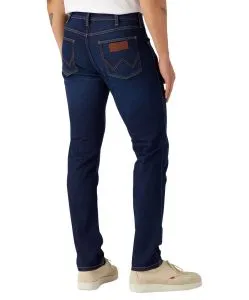 Wrangler Larston Slim Tapered Jeans in dunklem Stonewash