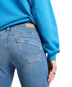Cross Lauren Jeans in Hellblau mit ausgestelltem Bein