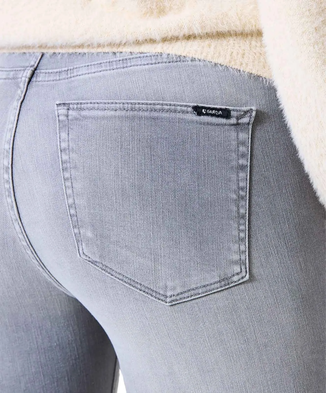 Damen Jeans Celia 245 von Garcia in Medium Used