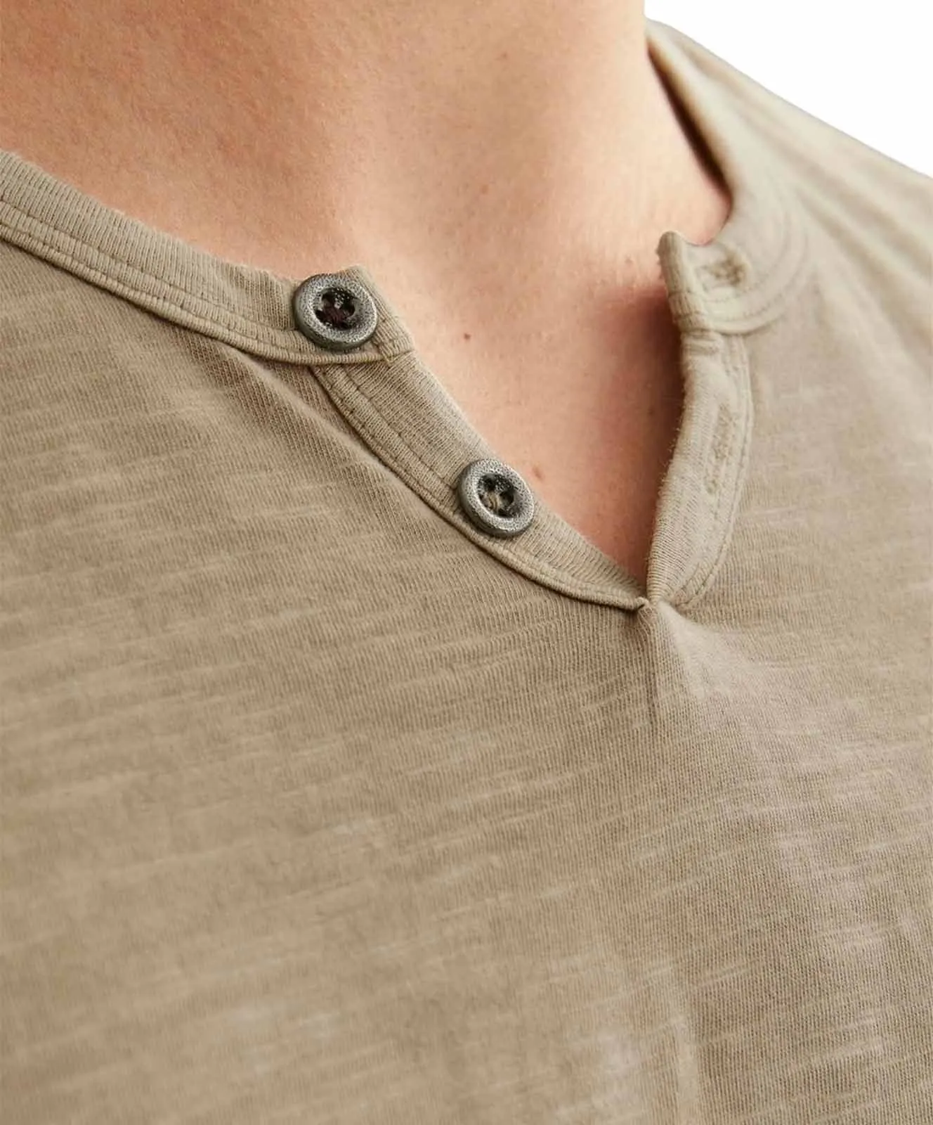 Herren Shirt Split Neck Tee von Jack & Jones in Crockery