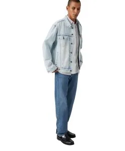 Levi’s 501 Jeans in mittlerem Blauton und geradem Bein