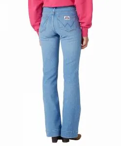 Wrangler Flare Jeans mit High Waist in Hellblau