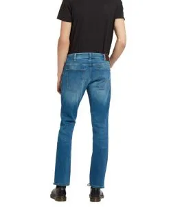 Wrangler Larston - Schmal zulaufende Jeans in Far Green f02