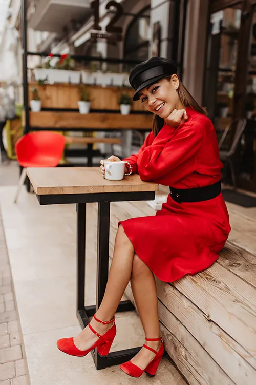 Eine Frau in einem rotem Kleid mit einem grossen Gürtel